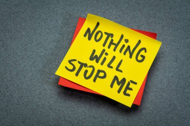 Hiçbir şey beni durduramaz. Hatırlatma notundaki motivasyon el yazısı, olumlu doğrulama ve kararlılık kavramı.