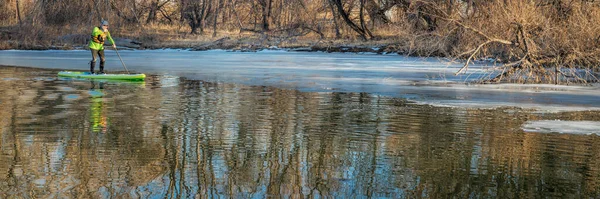 Anziano Maschio Stand Paddler Sta Iniziando Sua Stagione Pagaiata Lago — Foto Stock