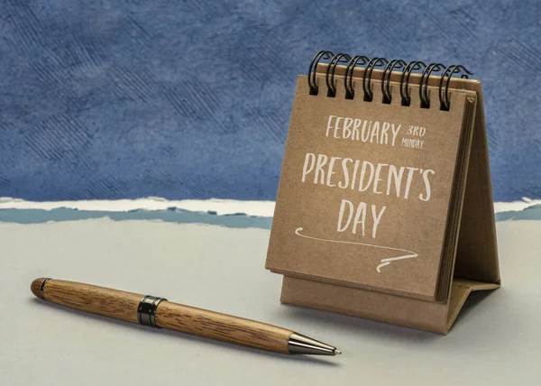 2月3日星期一 总统日 华盛顿的生日 一个螺旋式桌面日历上的笔迹与抽象的纸质风景 日历概念的对比 — 图库照片