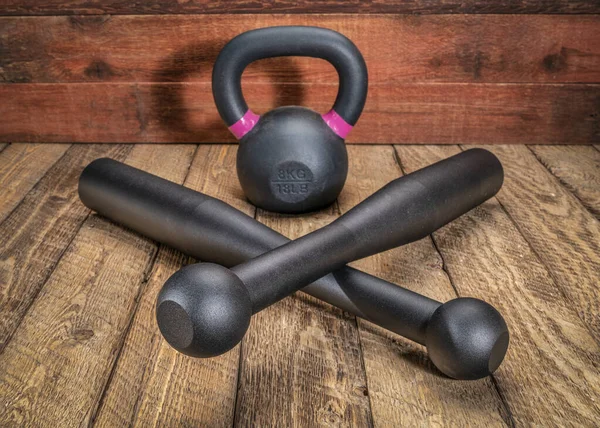 Paar Zware Stalen Indiase Clubs Een Kleine Ijzeren Kettlebell Tegen — Stockfoto