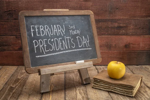 2月3日星期一 美国总统纪念日 华盛顿的生日 白垩笔迹写在古板黑板上 与乡村木料背景 教育理念相呼应 — 图库照片