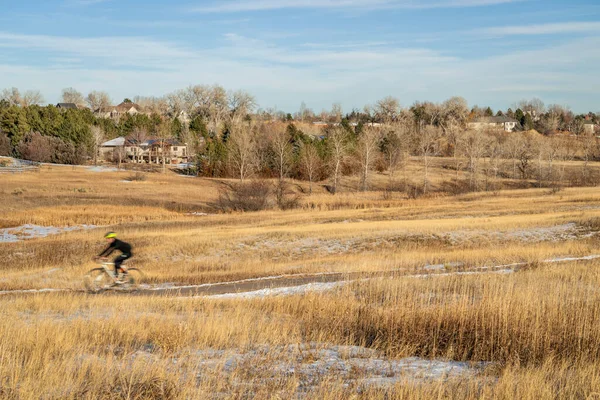 コロラド州フォートコリンズのサイクリングコース 動きのぼやけたサイクリスト 暖かい穏やかな冬の午後 キャシー フロム ミープレーリー自然地域 — ストック写真