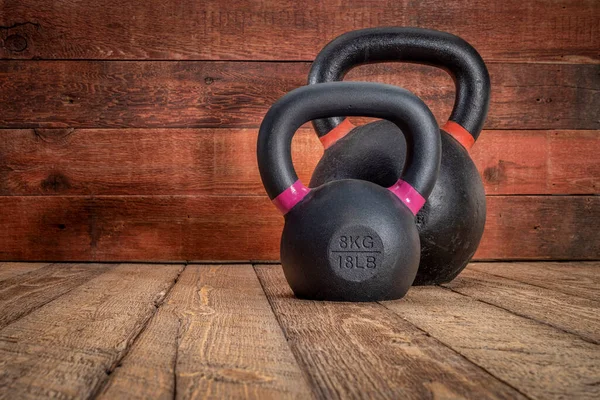 Železné Kettlebells Rustikálním Dřevěném Pozadí Kopií Prostoru Domácí Fitness Koncept — Stock fotografie