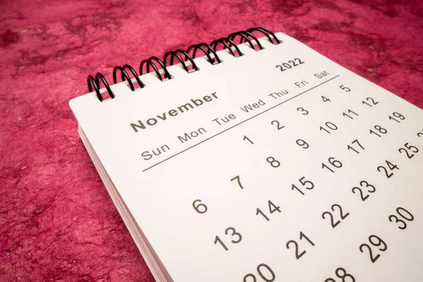 Listopad 2022 Spirálový Desktopový Kalendář Proti Texturovanému Ručně Vyrobenému Papíru — Stock fotografie