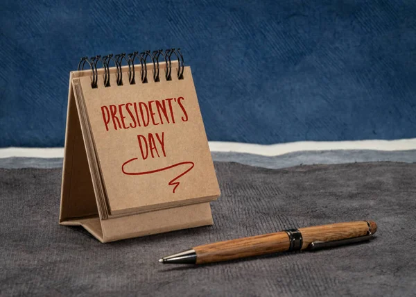 美国总统纪念日 华盛顿的生日 在一个螺旋式桌面日历中 笔迹与抽象的纸质风景 日历概念相对照 — 图库照片