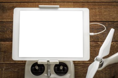 Boş bir izole ekran (kırpma yolu dahil) ile dijital tabletin maketi drone radyo denetleyicisi üzerine monte edildi