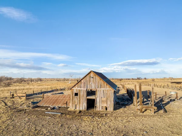 秋または冬の風景の北コロラドの風景の空中ビュー 放棄された木製の納屋と牛のフェンス — ストック写真