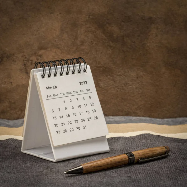 März 2022 Spiralförmiger Desktop Kalender Gegen Abstrakte Papierlandschaft Zeit Und — Stockfoto