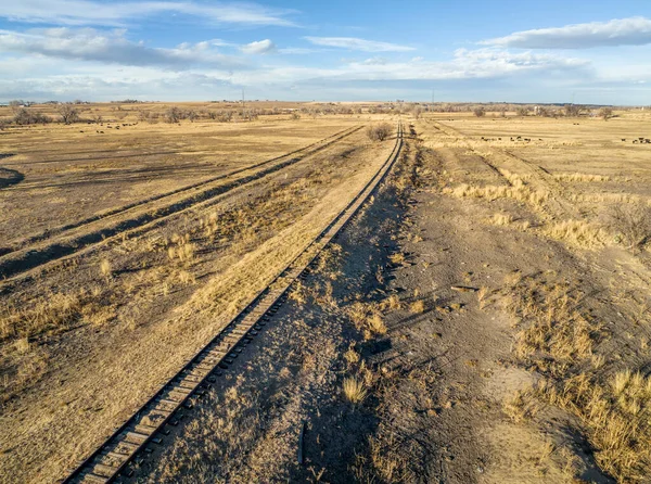 秋季或冬季科罗拉多北部风景的空中景观 废弃铁路线和牲畜开放范围 — 图库照片