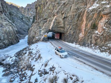 Fort Collins, CO, ABD - 7 Şubat 2022: Toyota 4Runner SUV ve nehir kanyonundaki bir tünelden geçen trafik - Little Narrows 'daki Poudre Nehri kış manzarası, hava manzarası