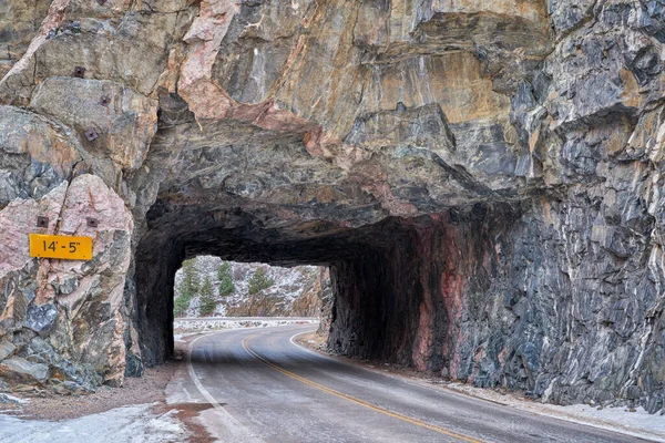 有隧道的山路 科罗拉多州北部的波德河峡谷 — 图库照片