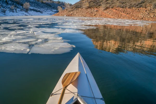 Kano Kürek Çekmeye Tekne Yay Kısmen Donmuş Göl Horsetooth Rezervuar — Stok fotoğraf
