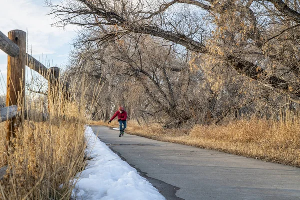 Son Sınıf Öğrencisi Erkek Colorado Poudre Nehri Ndeki Kaldırımlı Bisiklet — Stok fotoğraf