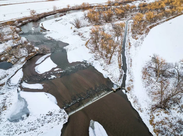 ミルケン近郊のサウス プラット川の水転換ダム 冬の景色を望む空中風景 — ストック写真
