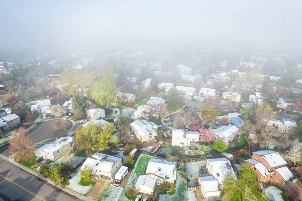 Kuzey Colorado Fort Collins Yerleşim Bölgesinde Sisli Bir Bahar Sabahı — Stok fotoğraf