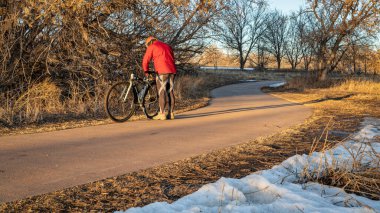 Fort Collins, Colorado 'da Poudre nehri boyunca bisiklet turu yapan son sınıf erkek bisikletçi.