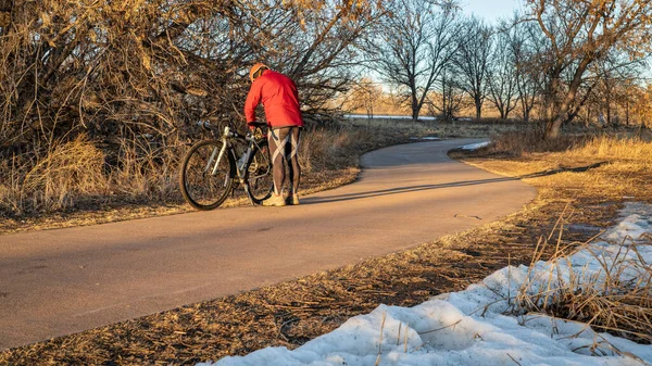 フォートコリンズ コロラド州 日没の冬の景色のポウダー川沿いのサイクリングコースで彼のツーリングバイクとシニア男性サイクリスト — ストック写真