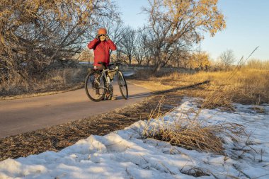 Fort Collins, Colorado 'da Poudre nehri boyunca bisiklet turu yapan son sınıf erkek bisikletçi.