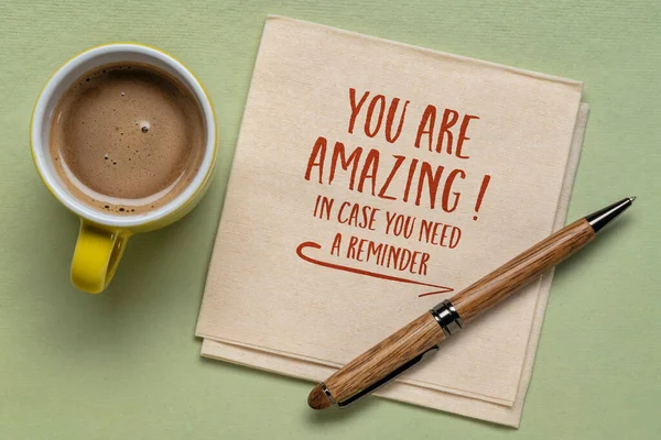 Удивительны Нужно Напоминание Рациональная Нота Позитивное Утверждение Почерк Салфетке Кофе — стоковое фото