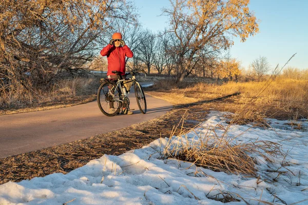 Fort Collins, Colorado 'da Poudre nehri boyunca bisiklet turu yapan son sınıf erkek bisikletçi.