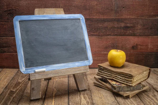 Blank Slate Blackboard Easel Sign Rustic Weathered Wood Old Books — Stock Photo, Image