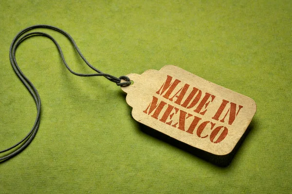 Знак Made Mexico Красный Трафарет Ценнике Против Зеленой Текстурированной Бумаги — стоковое фото