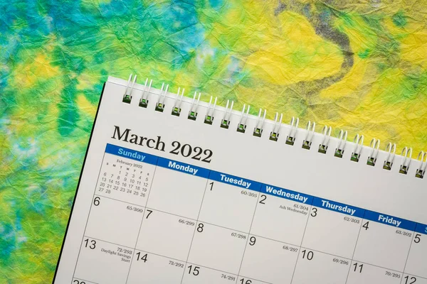 2022年3月 与彩色大理石纸 时间和商业概念相对照的螺旋式桌面日历 — 图库照片