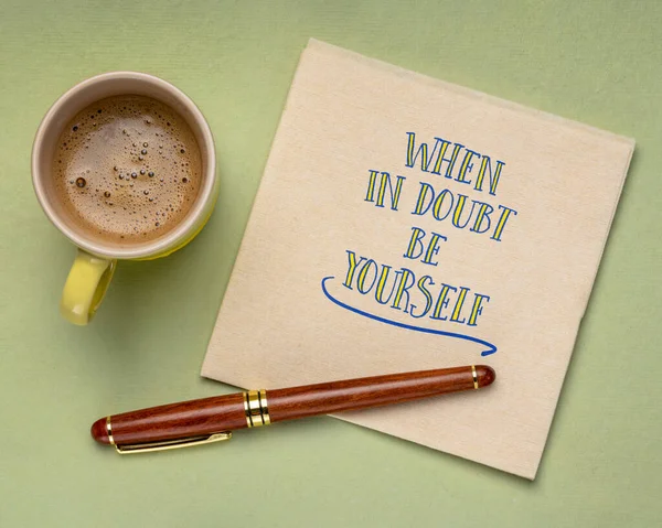 間違いなく自分自身であるとき インスピレーションのアドバイスや思い出させる コーヒーを飲みながらナプキンに手書き 個人的な開発コンセプト — ストック写真