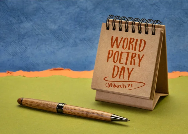 世界诗歌日 3月21日 在一张小桌上型日历上的笔迹 与抽象的纸质风景相对照 提醒人们注意文化活动 — 图库照片