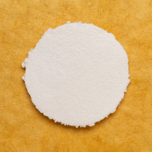 Hoja Circular Papel Acuarela Blanco Blanco Contra Papel Corteza Texturizado — Foto de Stock