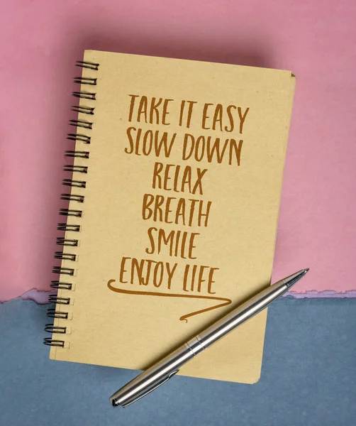 ストレス軽減の概念 それを簡単に ゆっくりと リラックス 人生を楽しむ スケッチブックで手書き — ストック写真