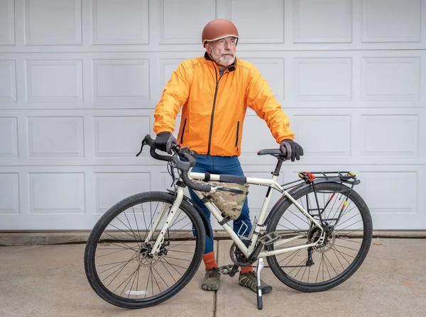 Senior Lässt Radler Mit Tourenrad Einfahrt Stehen — Stockfoto