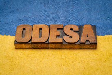 Ukrayna 'nın Odesa kenti. Ukrayna ulusal bayrağının mavi ve sarı renkleriyle soyut kağıt soyutlamalarına karşı klasik harf baskı tahtasıyla yazılmış kelime soyut.