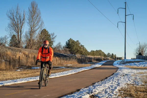 Starszy Mężczyzna Rowerzysta Jest Jazda Rowerze Zimowej Scenerii Fort Collins — Zdjęcie stockowe