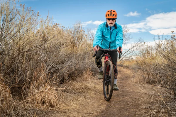 Ciclista Masculino Sênior Está Montando Uma Bicicleta Cascalho Uma Trilha — Fotografia de Stock