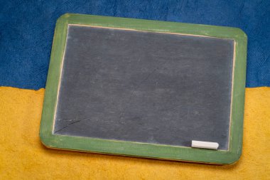 Ukrayna ulusal bayrağı mavi ve sarı renkli kağıt soyut karşı boş geçmişe dönük kara tahta