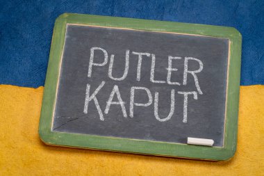 Putler kaput - Rusya 'nın Ukrayna' ya saldırısına karşı imzala, beyaz tebeşir tahtasında Ukrayna ulusal bayrağı renginde kağıt soyutlamasına karşı, mavi ve sarı