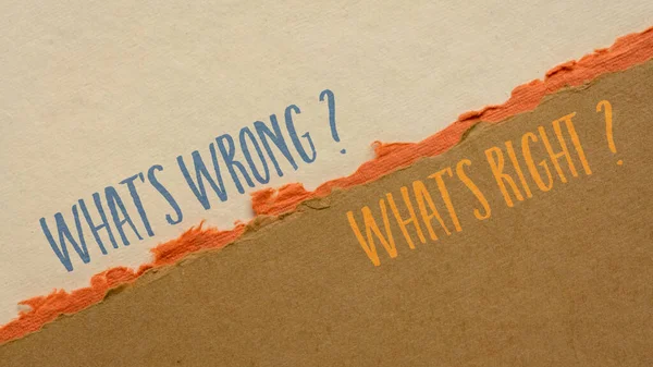 怎么了 什么是对的 手书在手工造纸上 决定和道德操守概念 — 图库照片