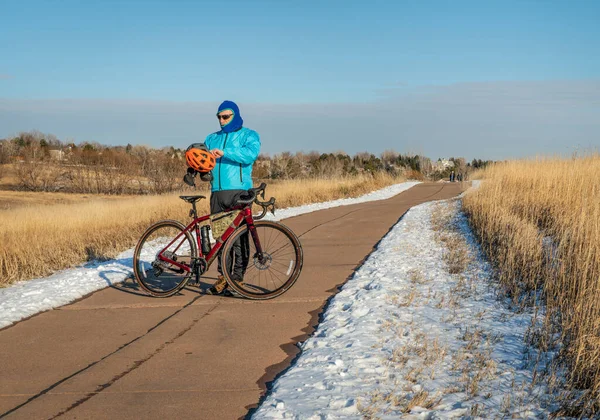 Anziano Ciclista Indossa Caldo Passamontagna Sta Mettendo Casco Andare Bicicletta — Foto Stock