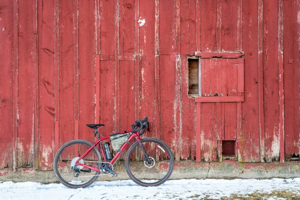 Bicicleta Grava Ligera Con Marco Carbono Contra Pared Antiguo Granero —  Fotos de Stock