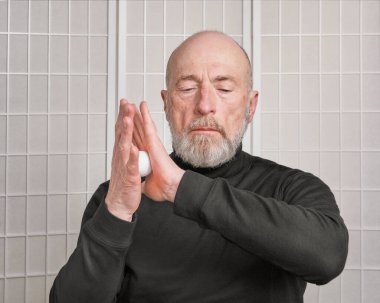 Son sınıf öğrencisi elinde golf topu, özbakım ve masaj konseptiyle refleksoloji terapisi uyguluyor.