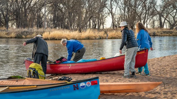 美国密歇根州埃文斯市 2022年3月26日 美国科罗拉多州南普拉特河上的男女划桨者将乘坐独木舟开始春季划桨之旅 — 图库照片