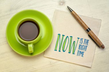 Şimdi tam zamanı. İlham verici bir not ya da hatırlatma. Peçeteye yazılmış bir el yazısı.