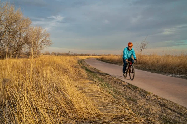Fort Collins, Colorado 'daki Poudre River Trail' de çakıl bisikleti süren yaşlı bir bisikletçiyle bisiklet parkında.