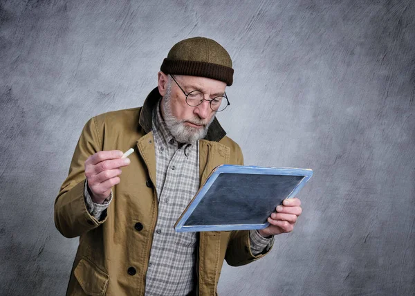 Γενειοφόρος Ηλικιωμένος Άνδρας Φορώντας Γυαλιά Και Καπέλο Λιμενεργάτη Γράφει Λευκή — Φωτογραφία Αρχείου