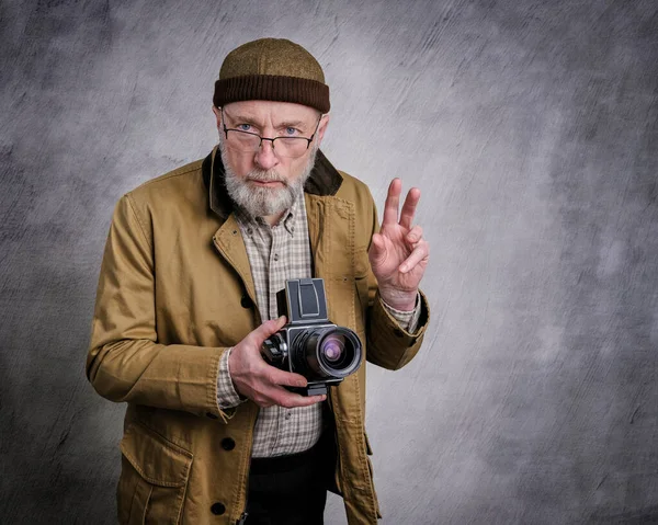 Portré Egy Idősebb Férfi Fotós Fényképezés Képek Egy Klasszikus Közepes — Stock Fotó