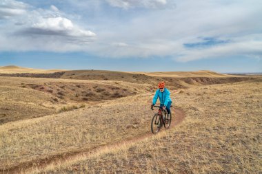 Son sınıf erkek bisikletçi Colorado eteklerinde tek bir patika üzerinde çakıl bisikleti sürüyor ilkbahar manzarası, Soapstone Çayır Bölgesi Doğal Bölgesi