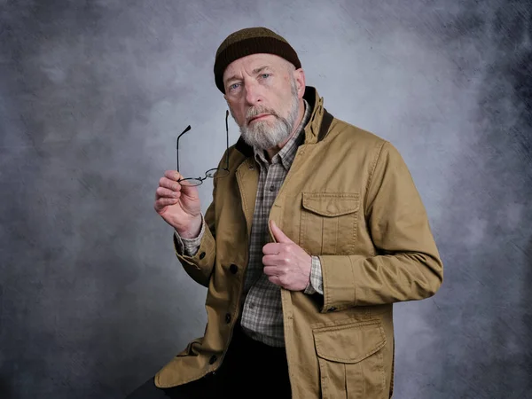 Випадковий Студійний Портрет Бородатого Старшого Чоловіка Окулярах Капелюсі — стокове фото