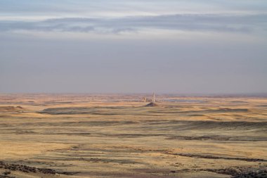 Soapstone Prairie Doğal Alanı 'ndan Rawhide Enerji İstasyonu ile kuzey Colorado eteklerinin ve ovaların gün batımı manzarası