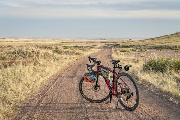 コロラド州の未舗装道路上の砂利自転車草原 コロラド州フォートコリンズ近くのサンドウォッシュトレイル — ストック写真